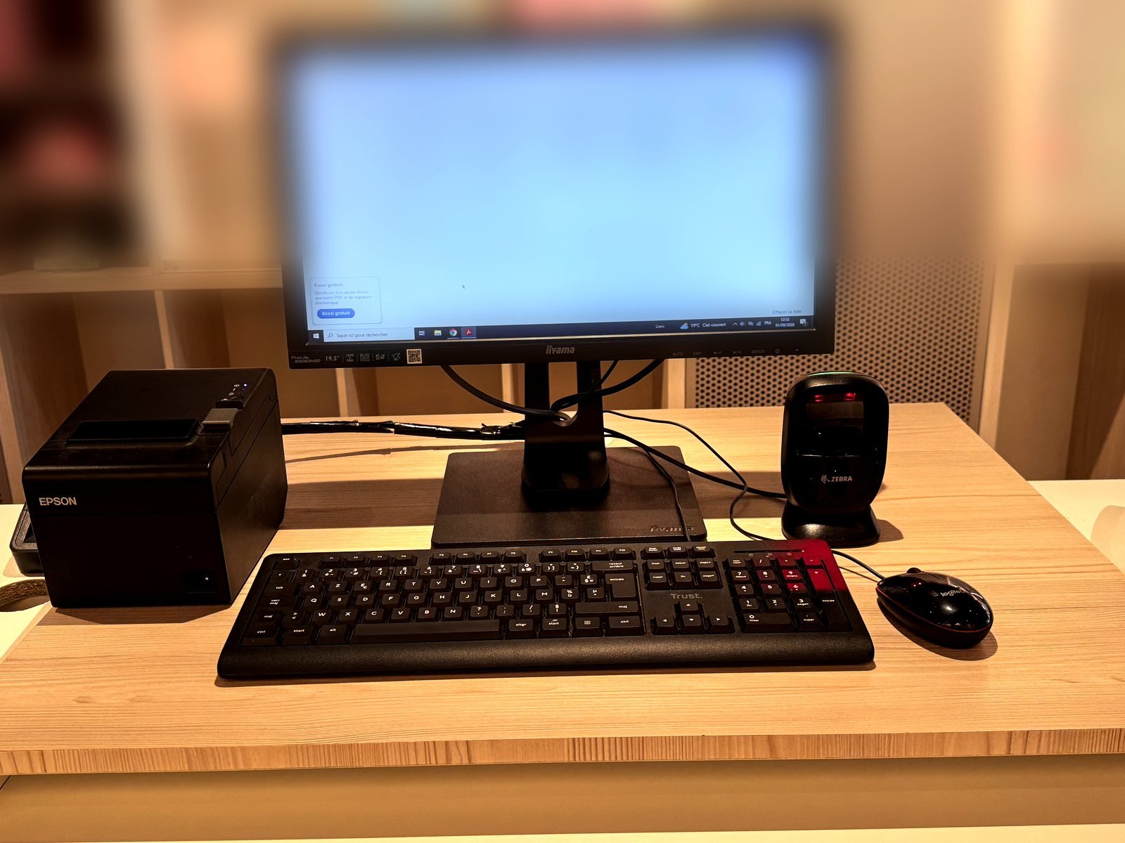 Point-of-sale counter: the receipt printer is powered on but no receipt comes out